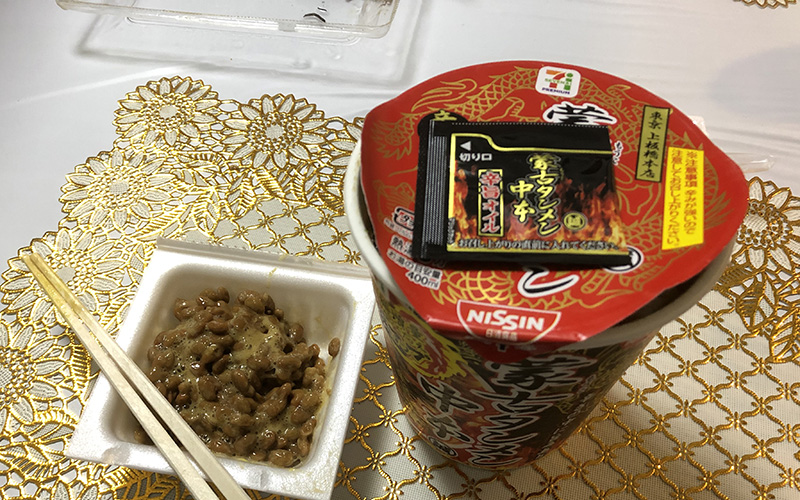蒙古タンメン中本のカップ麺（旨辛オイル付き）と納豆