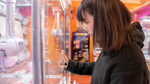 クレーンゲームを楽しむ女性
