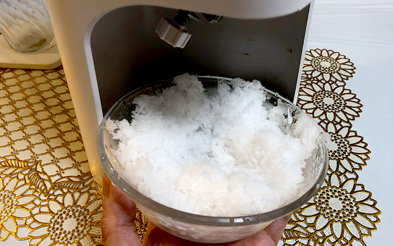 土手を作るように容器の周りに氷を落としていく